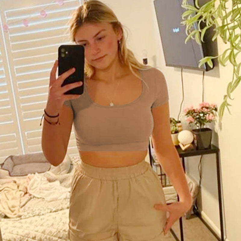 Dame kortärmad crop-top med rundhalsringning och figurnära passform Mirla-Eva Jonsson