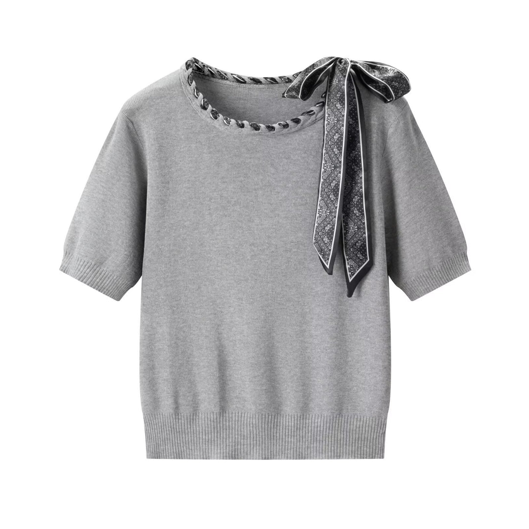 Dame kortärmad tröja med dekorativt halsband och stilfull detalj i form av rosett Mirla-Eva Jonsson