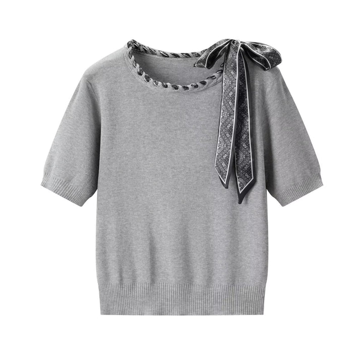 Dame kortärmad tröja med dekorativt halsband och stilfull detalj i form av rosett Mirla-Eva Jonsson