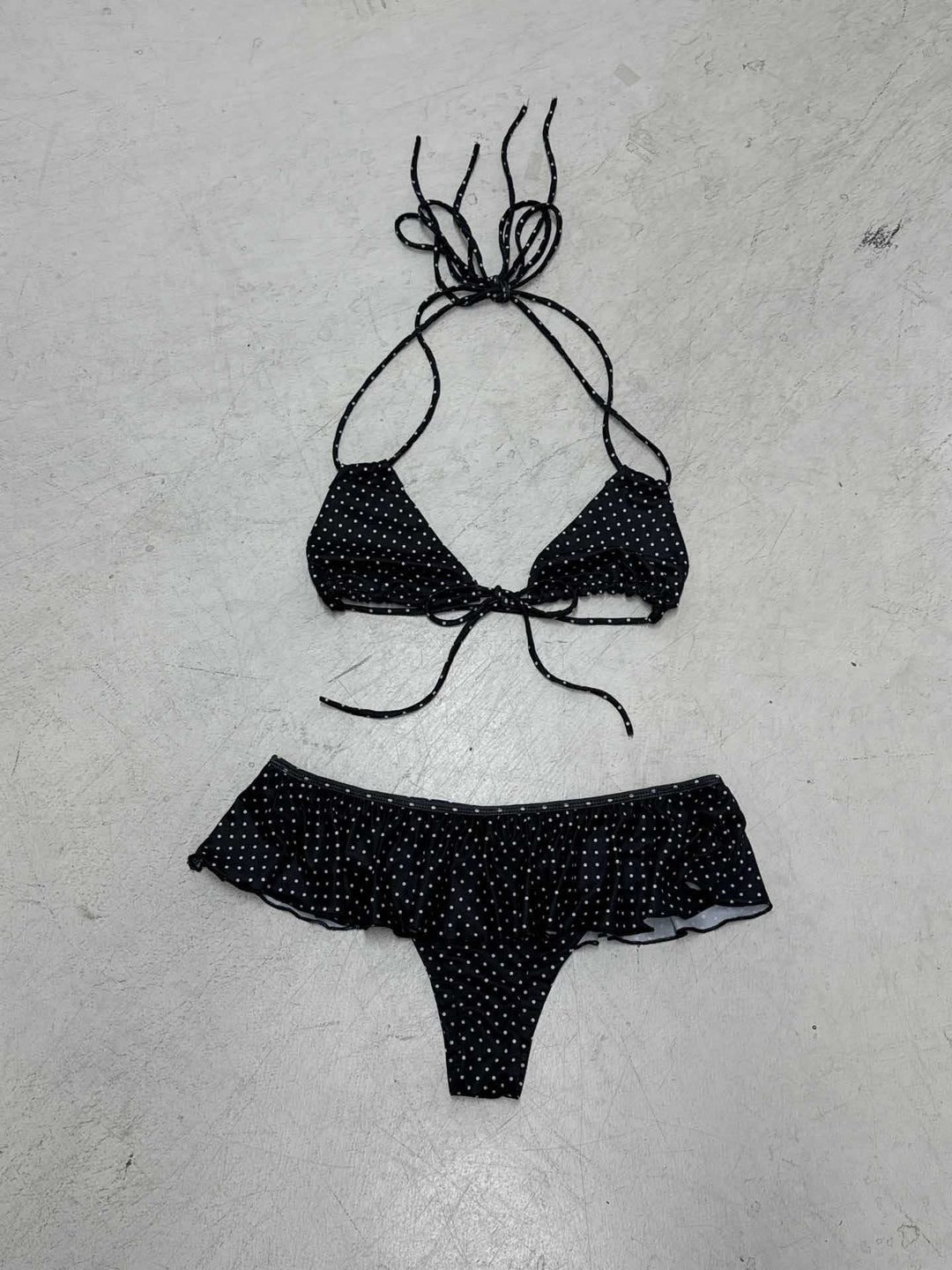 Dame lekfull triangel-bikini-set med volangkant och bindsnören Mirla-Eva Jonsson