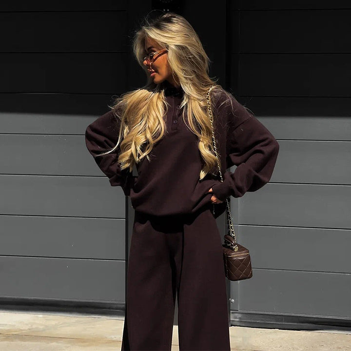 Dame loungewear-kombination med löst polotröja och vida byxor Mirla-Eva Jonsson