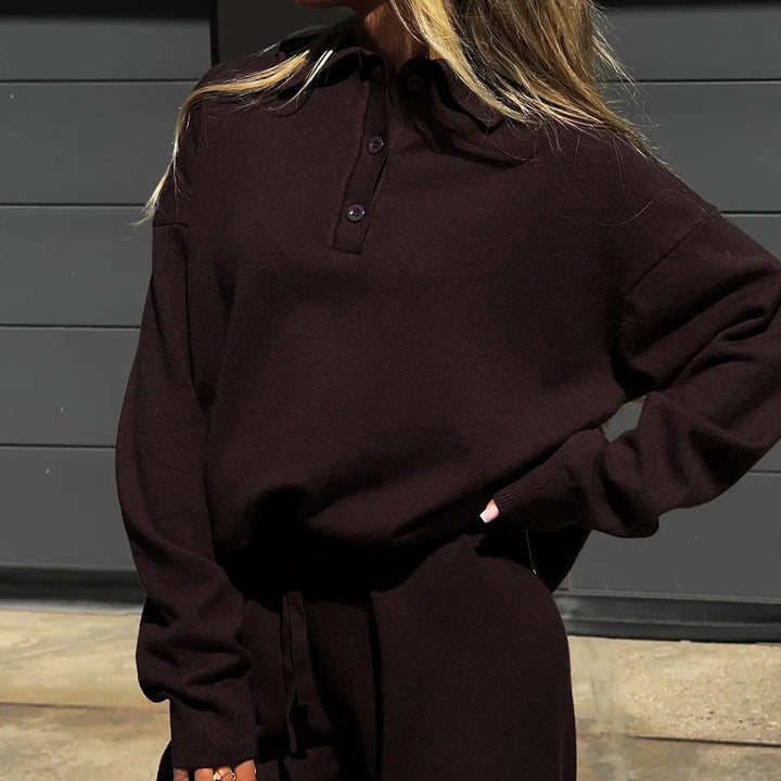 Dame loungewear-kombination med löst polotröja och vida byxor Mirla-Eva Jonsson