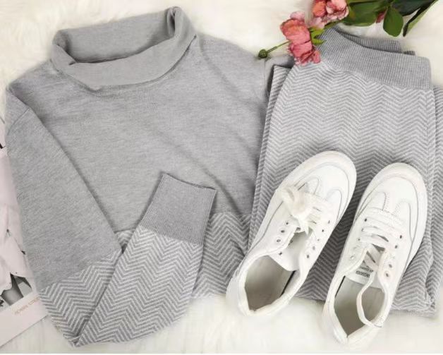 Dame loungewear-set med hög krage och strukturerat mönster Mirla-Eva Jonsson