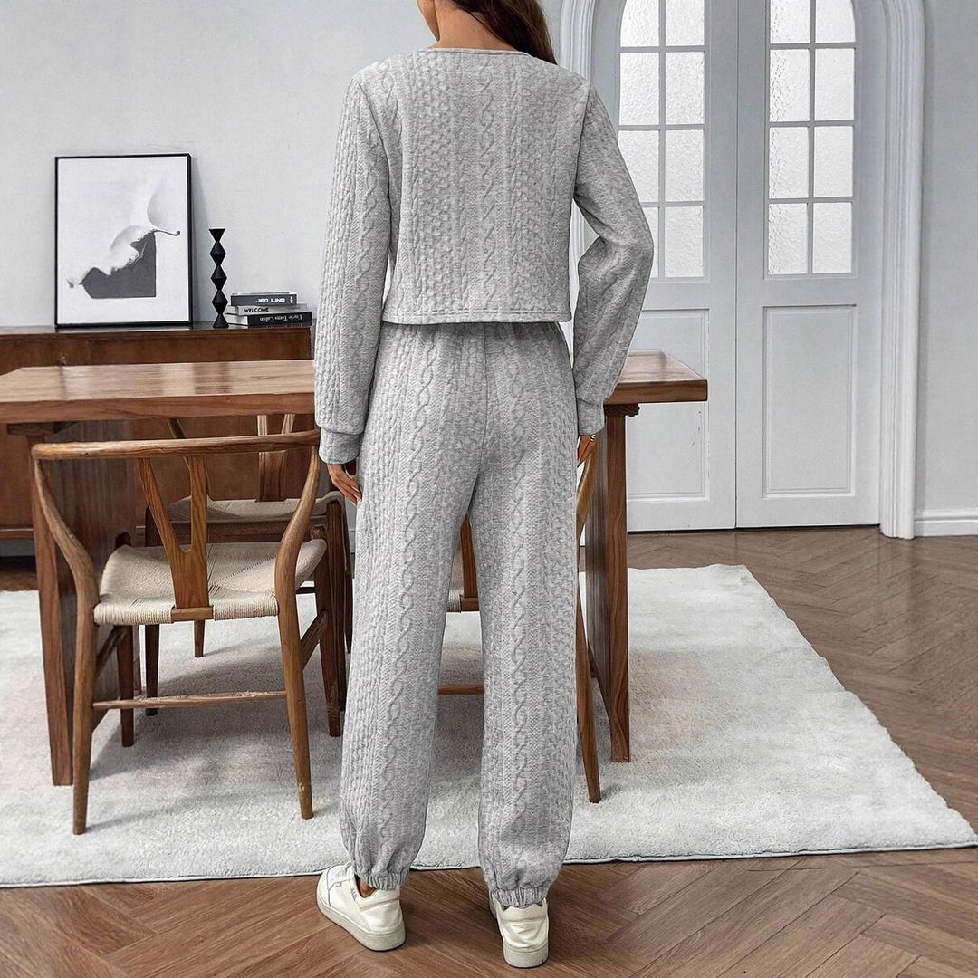 Dame loungewear-set med tröja och joggers i modern stickad design Mirla-Eva Jonsson