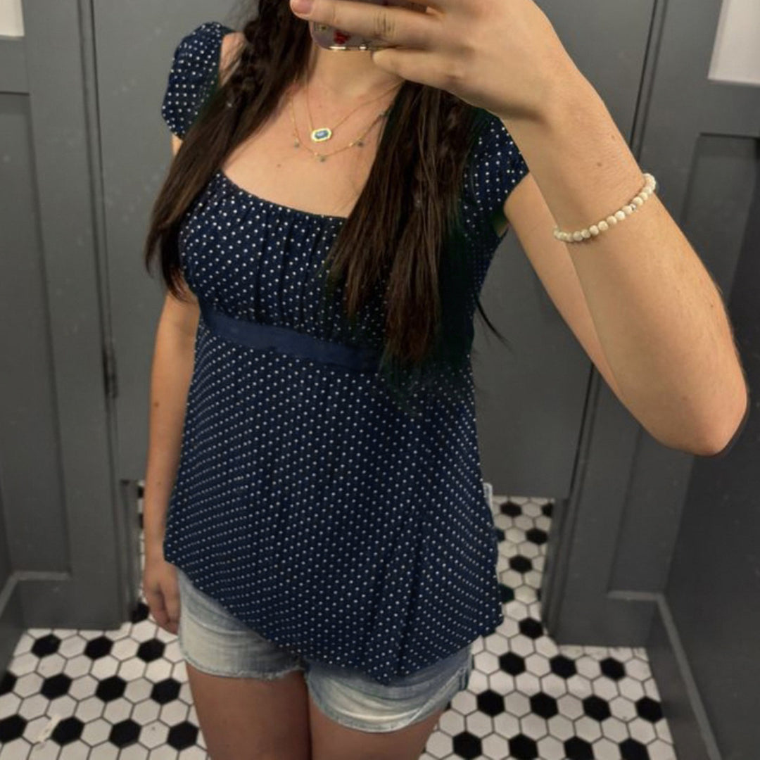 Dame luftig Polka-Dots blusenshirt med snygg volangkrage Mirla-Eva Jonsson