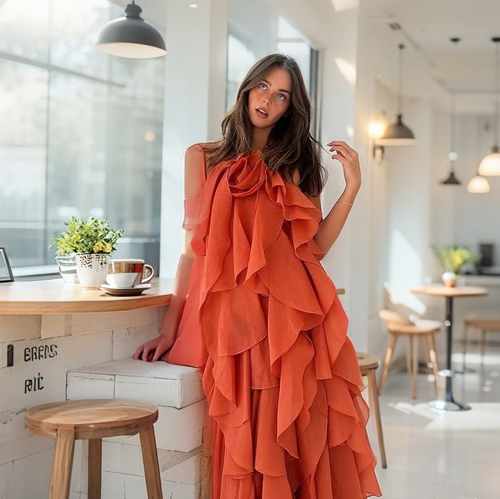 Dame luftig maxikleid med lagda volangdetaljer och ömt blomapplikation Mirla-Eva Jonsson