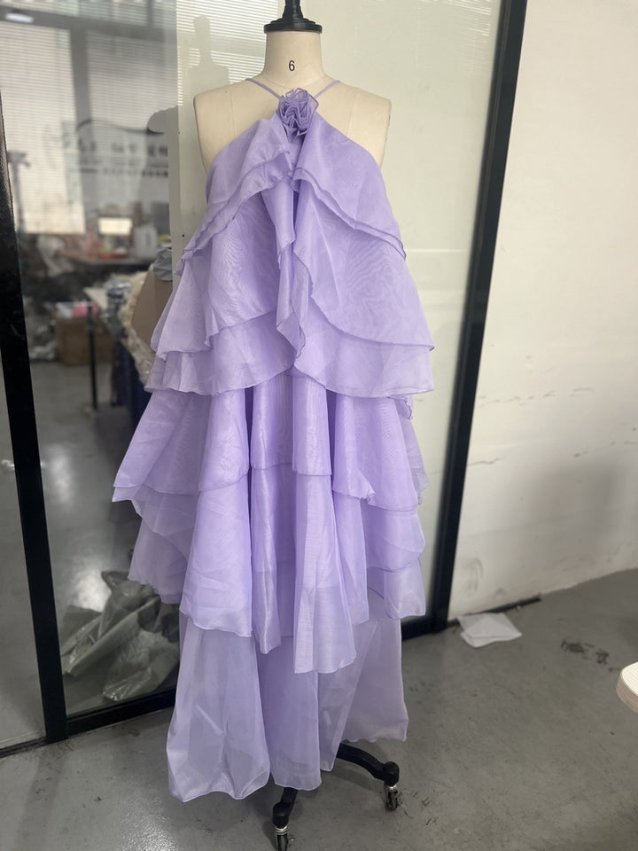 Dame luftig maxikleid med lagda volangdetaljer och ömt blomapplikation Mirla-Eva Jonsson