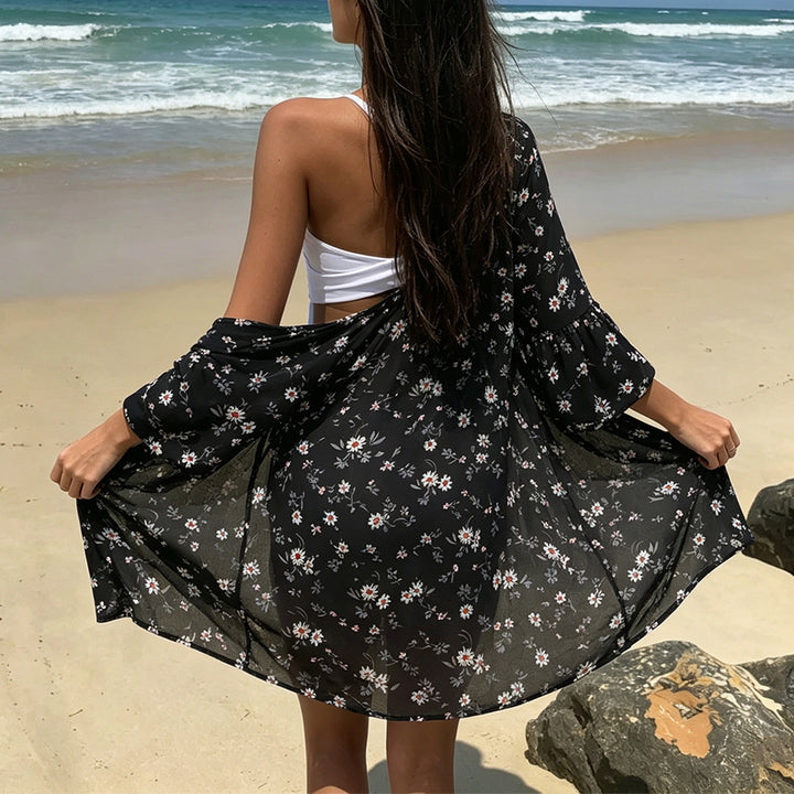 Dame luftig strandtunika med blommigt mönster och halvtransparent tyg Mirla-Eva Jonsson