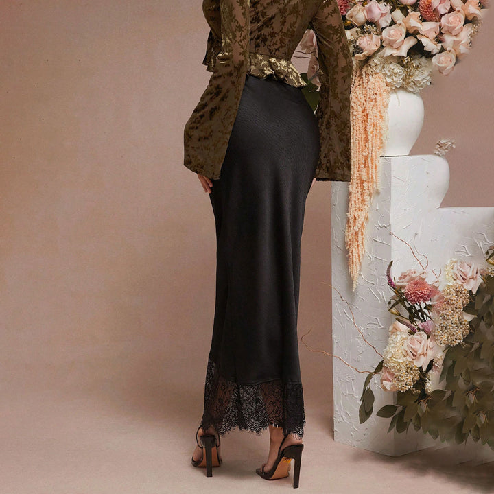 Dame maxikjol med blommig spets och elegant fåll Mirla-Eva Jonsson