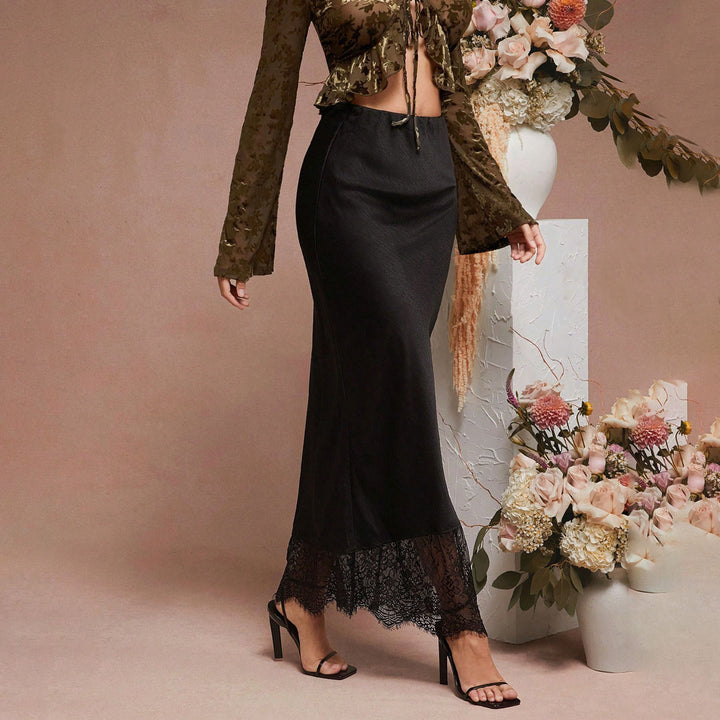 Dame maxikjol med blommig spets och elegant fåll Mirla-Eva Jonsson