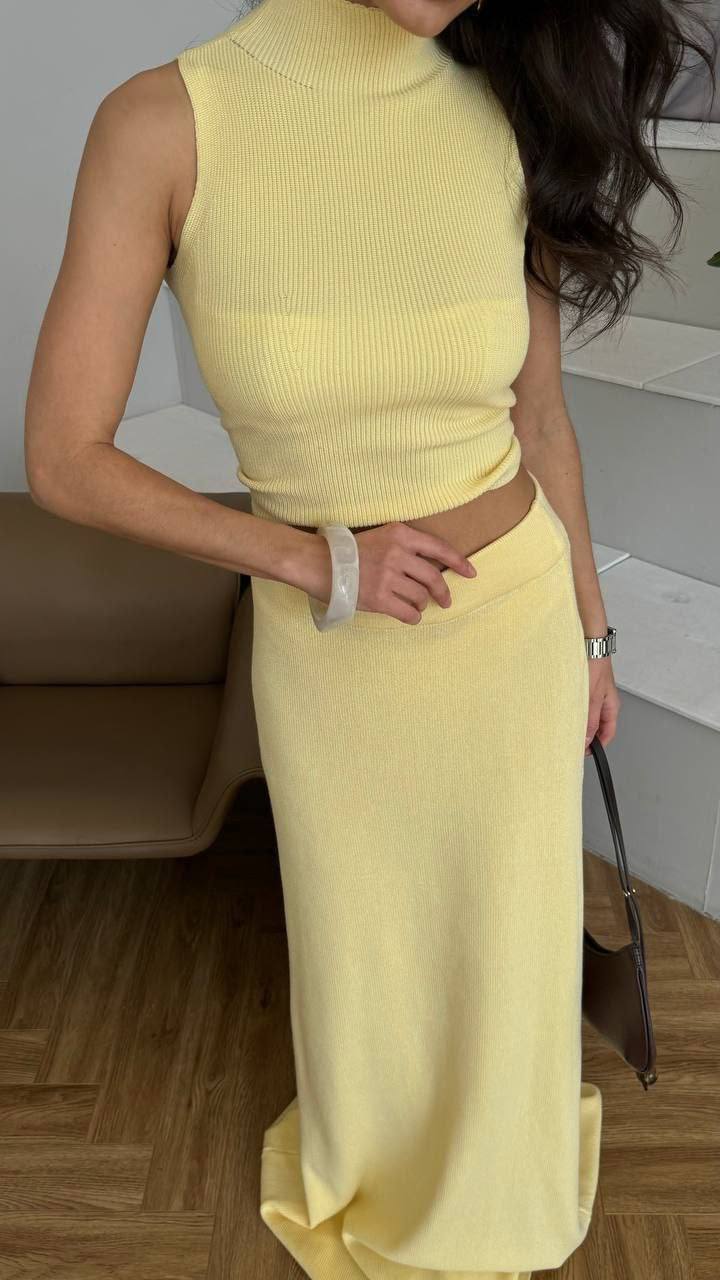 Dame maxikjole med elegant rund halsudskæring og figursyede detaljer Mirla-Eva Jonsson