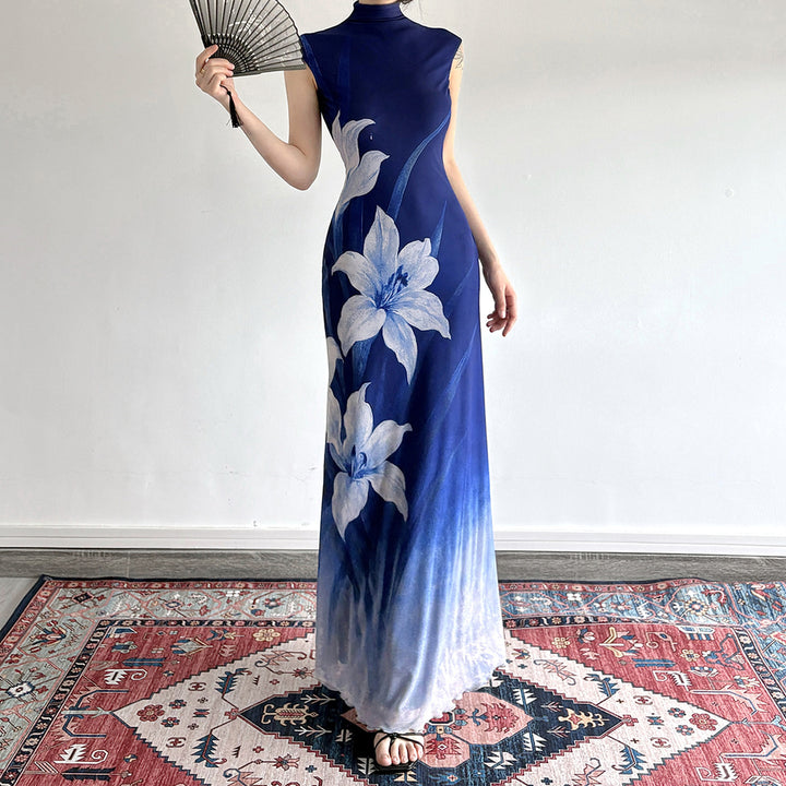 Dame maxiklänning med blommönster och elegant ståkrage Mirla-Eva Jonsson