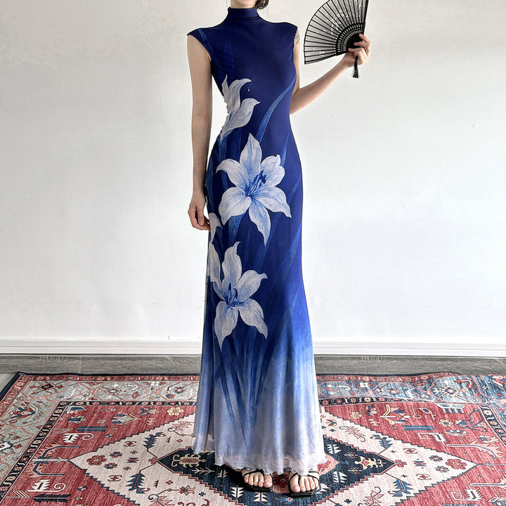 Dame maxiklänning med blommönster och elegant ståkrage Mirla-Eva Jonsson