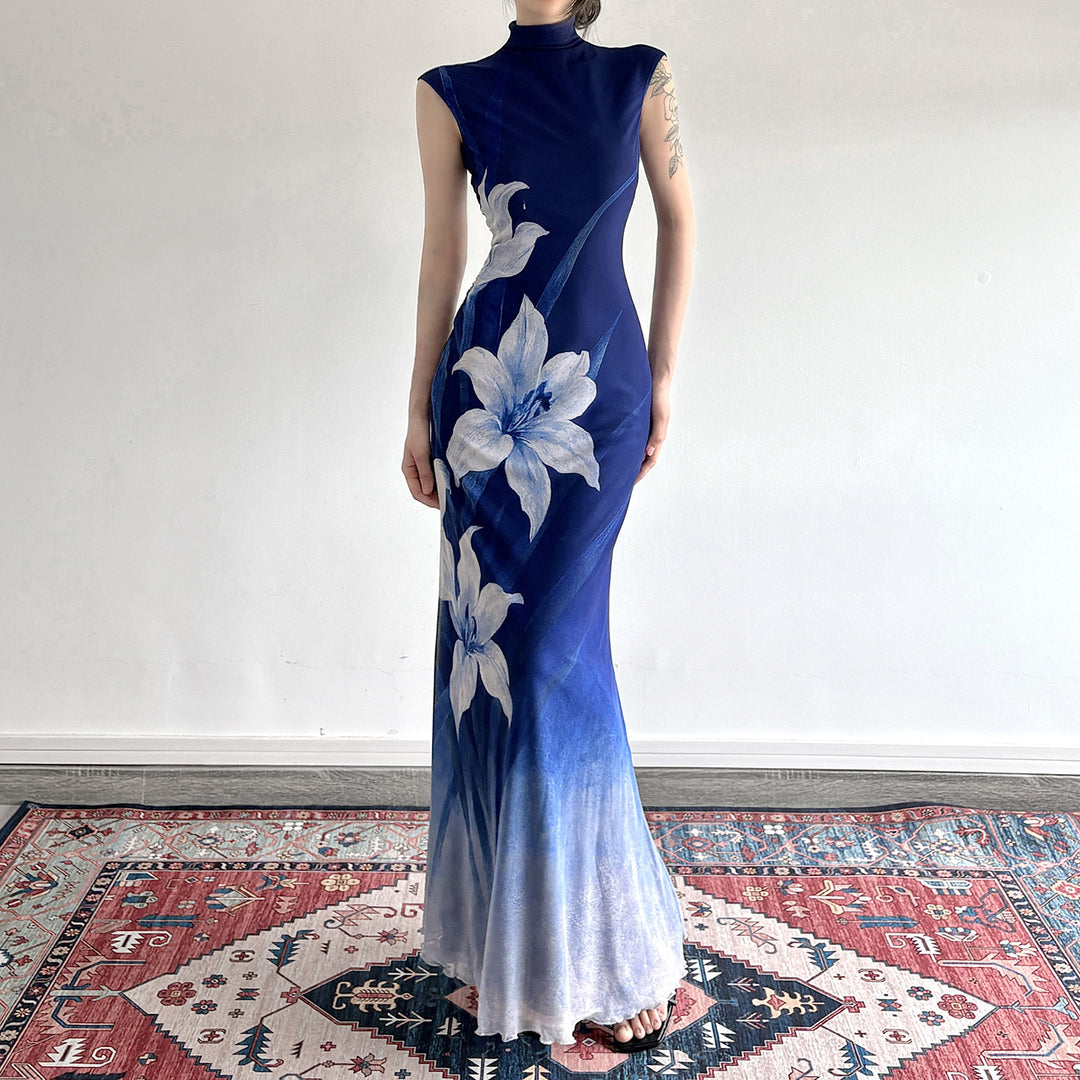 Dame maxiklänning med blommönster och elegant ståkrage Mirla-Eva Jonsson