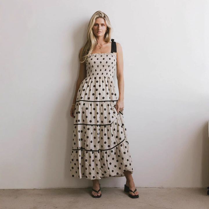 Dame maxiklänning med dekorativa prickar och off-shoulder design Mirla-Eva Jonsson