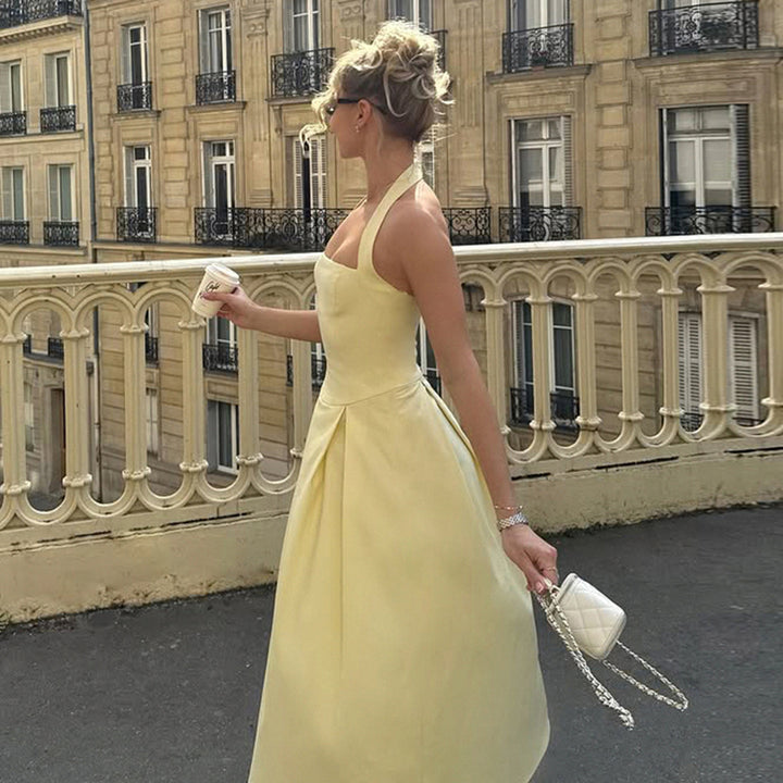 Dame maxiklänning med elegant halterneck-design och flödande silhuett Mirla-Eva Jonsson