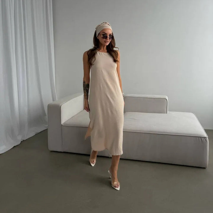 Dame maxiklänning med elegant sidslits och flytande tyg Mirla-Eva Jonsson