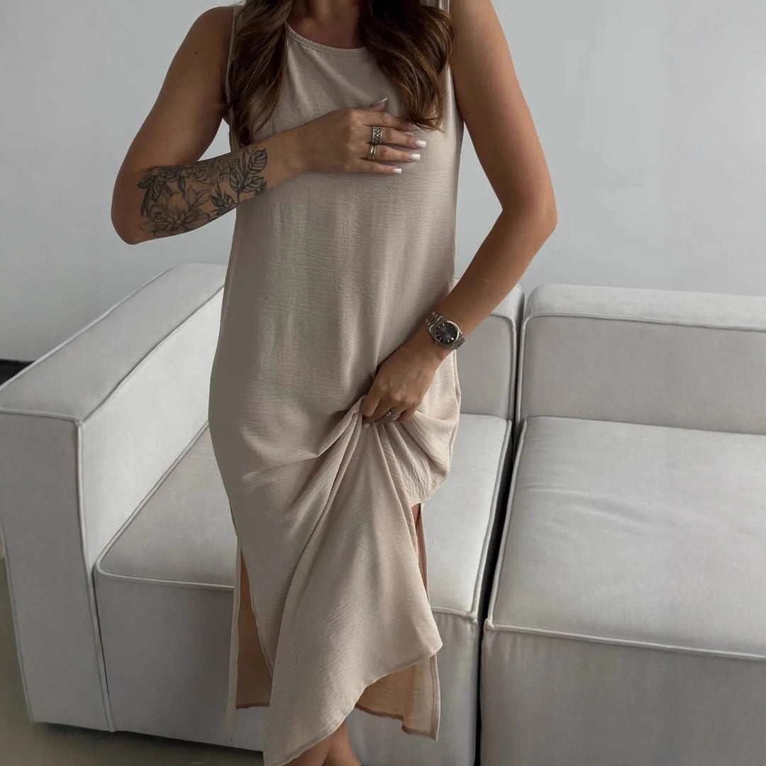 Dame maxiklänning med elegant sidslits och flytande tyg Mirla-Eva Jonsson