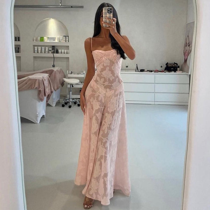 Dame maxiklänning med elegant spetsdetalj och förförisk skärning Mirla-Eva Jonsson