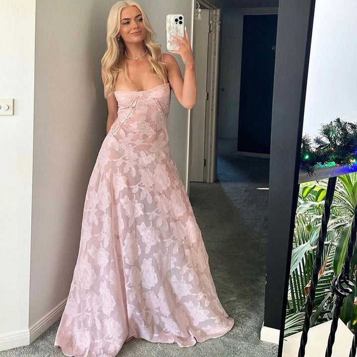 Dame maxiklänning med elegant spetsdetalj och förförisk skärning Mirla-Eva Jonsson