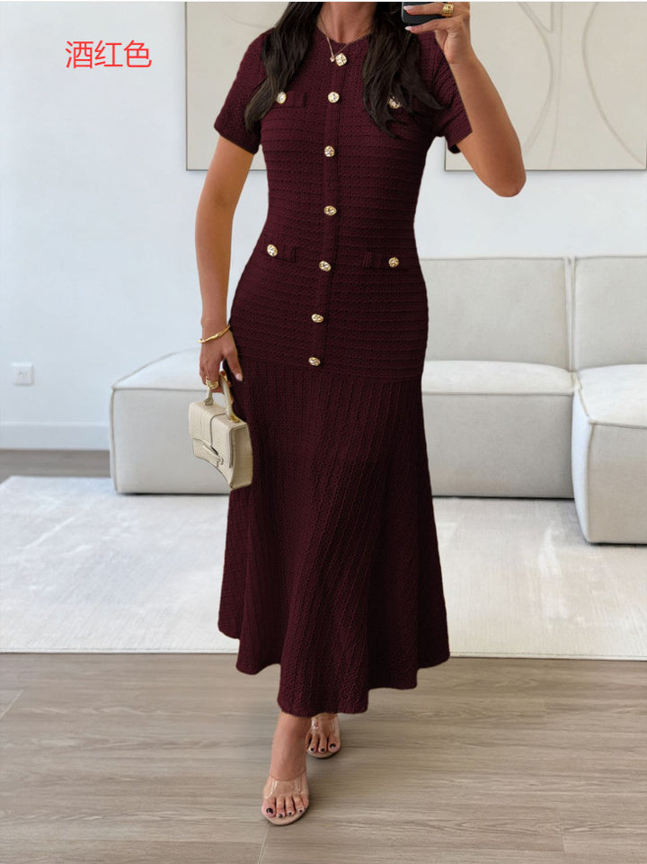 Dame maxiklänning med eleganta knapppdetaljer och strukturerad tyg Mirla-Eva Jonsson