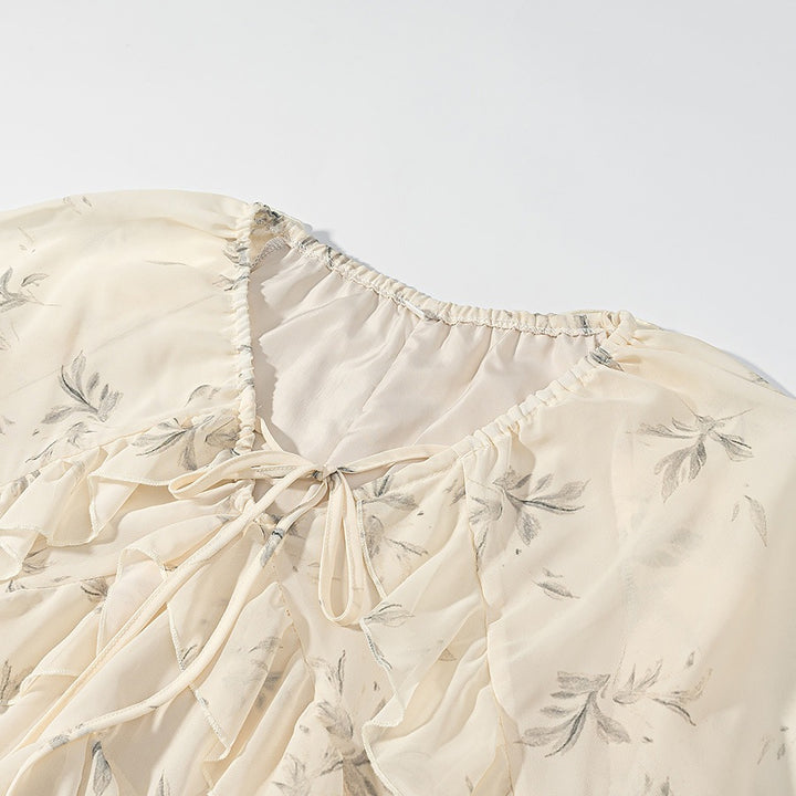 Dame maxiklänning med eleganta volangdetaljer och blommigt mönster Mirla-Eva Jonsson
