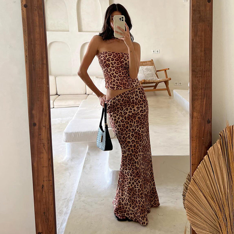 Dame maxiklänning med figursydd tyg och elegant leopardmönster Mirla-Eva Jonsson
