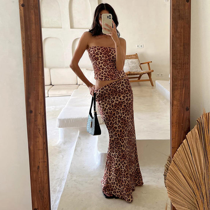 Dame maxiklänning med figursydd tyg och elegant leopardmönster Mirla-Eva Jonsson