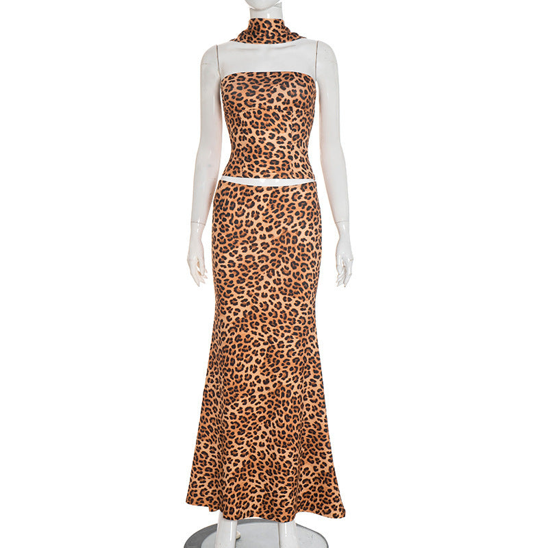 Dame maxiklänning med figursydd tyg och elegant leopardmönster Mirla-Eva Jonsson