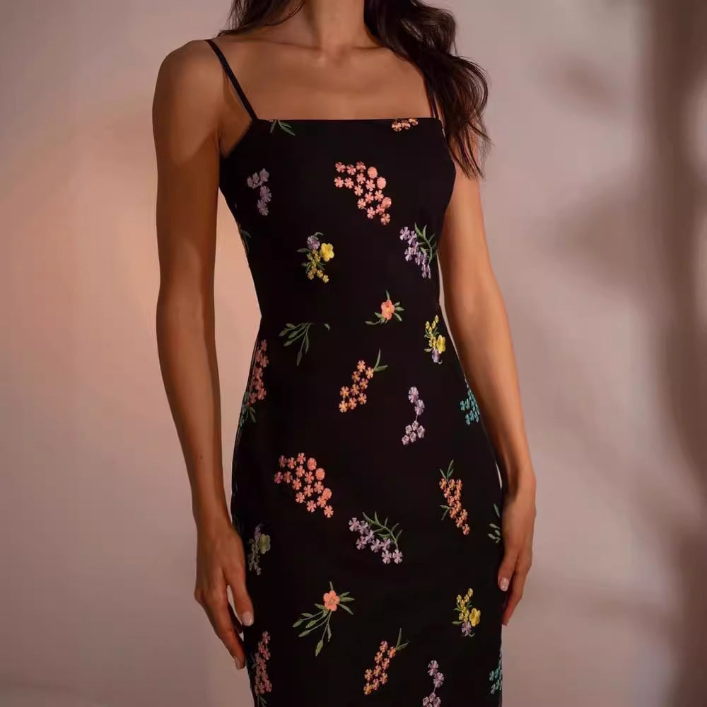 Dame maxiklänning med floral handbroderi och delikat axelbandsdesign Mirla-Eva Jonsson