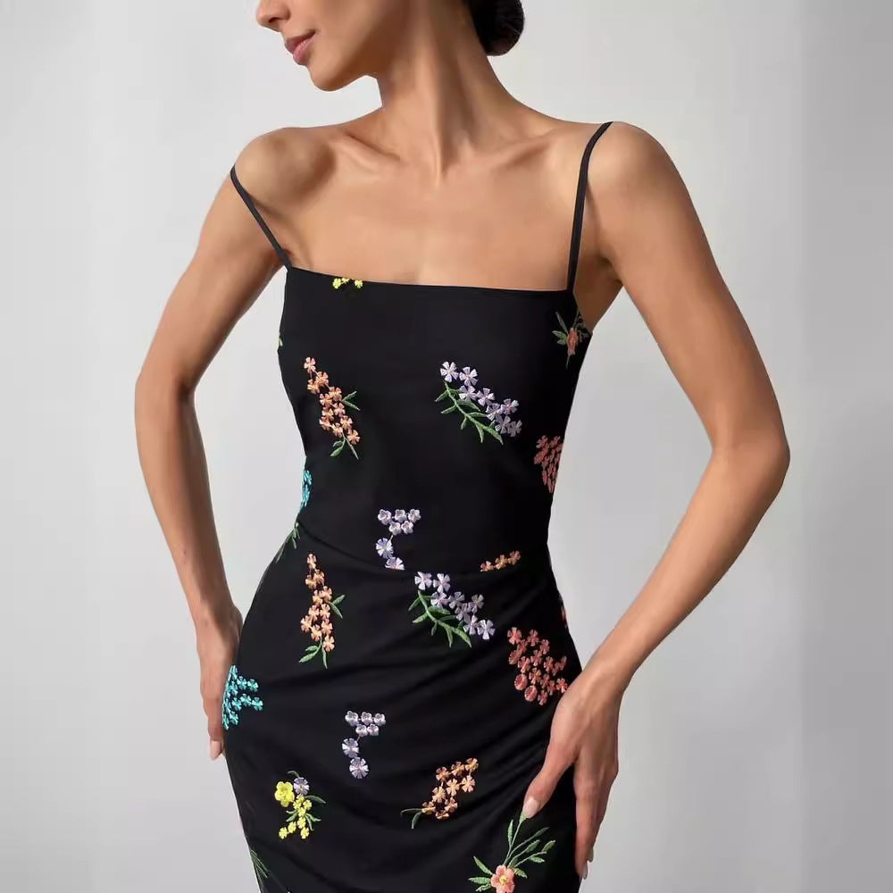 Dame maxiklänning med floral handbroderi och delikat axelbandsdesign Mirla-Eva Jonsson