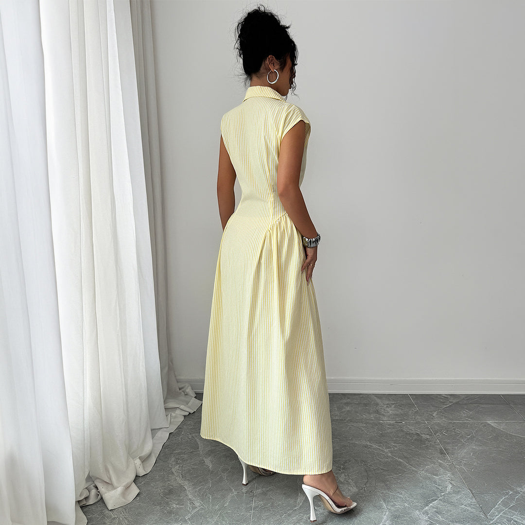 Dame maxiklänning med klassisk skjortblusdesign och eleganta veck Mirla-Eva Jonsson