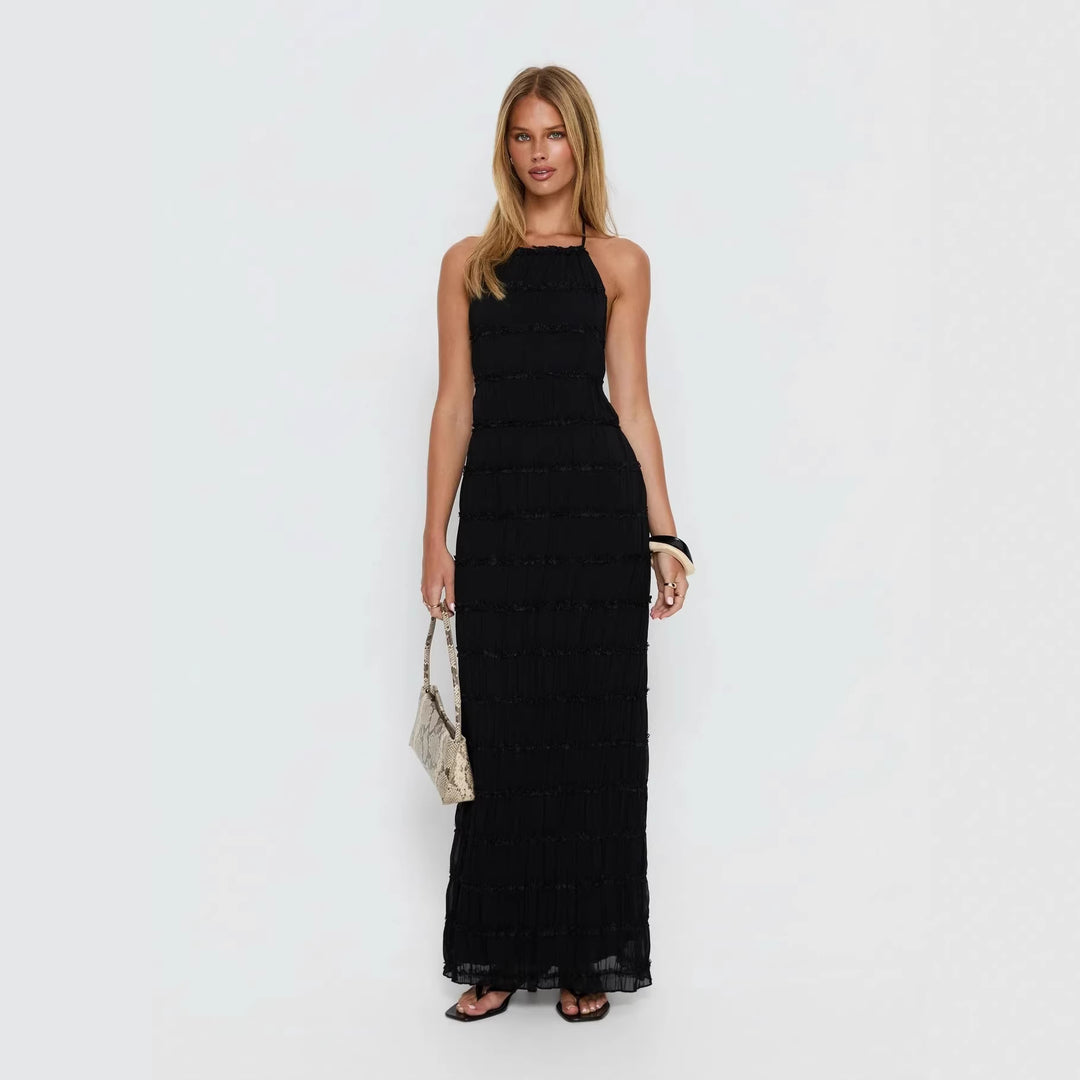 Dame maxiklänning med off-shoulder design och flödande volanger Mirla-Eva Jonsson