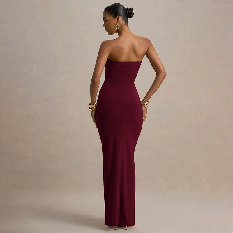 Dame maxiklänning med snyggt strapless design och figursmickrande rynkning Mirla-Eva Jonsson
