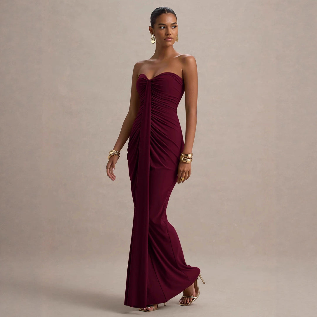 Dame maxiklänning med snyggt strapless design och figursmickrande rynkning Mirla-Eva Jonsson