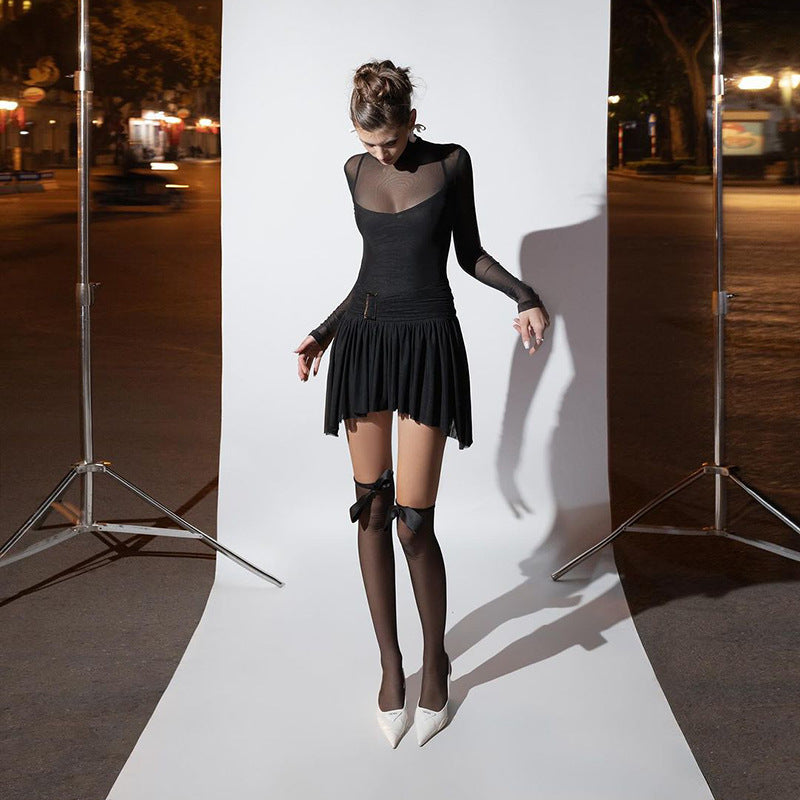 Dame mini-ruffklänning med transparenta ärmar och figursydd design Mirla-Eva Jonsson