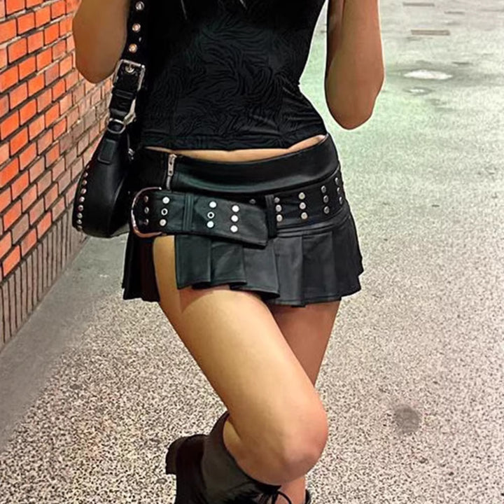 Dame mini skirt in faux leather with ruffles and decorative studs Mirla-Eva Jonsson