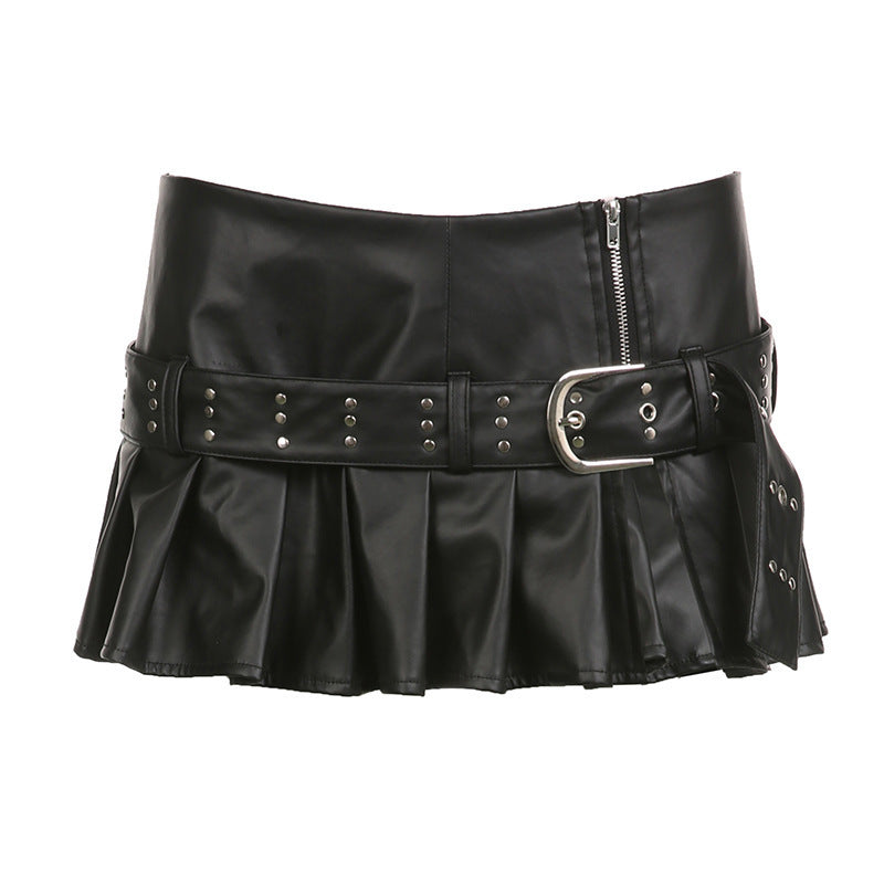 Dame mini skirt in faux leather with ruffles and decorative studs Mirla-Eva Jonsson