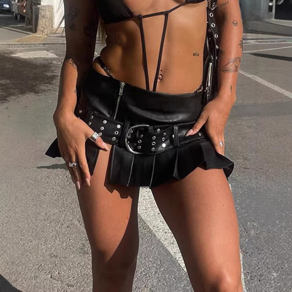 Dame mini skirt in faux leather with ruffles and decorative studs Mirla-Eva Jonsson