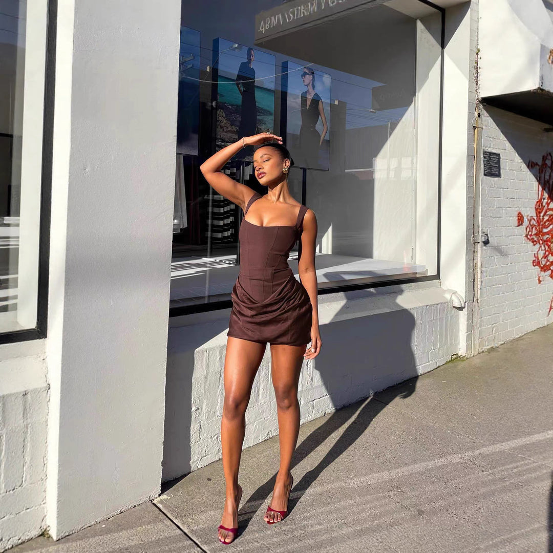 Dame miniklänning med elegant drapering och strukturerad siluett Mirla-Eva Jonsson