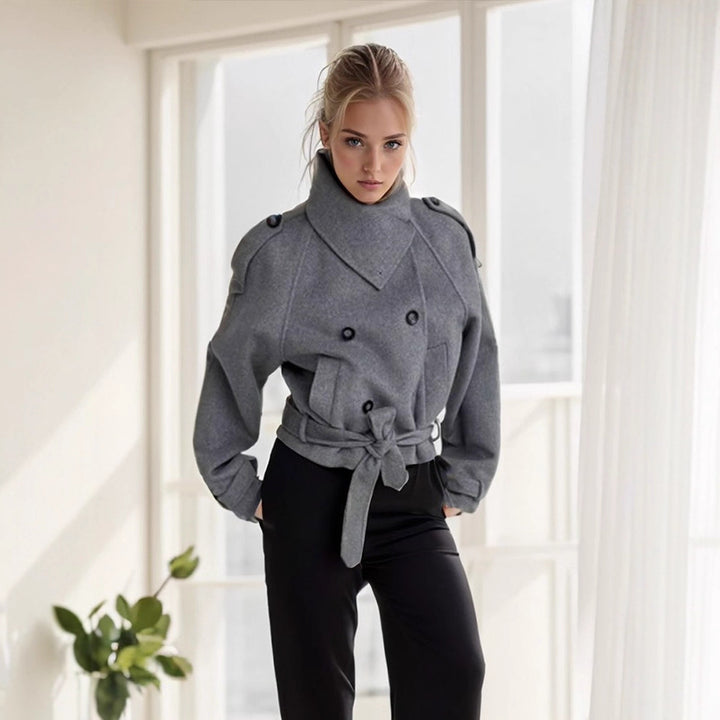 Dame mode oversized ulljakke med høy krage og belte Mirla-Eva Jonsson