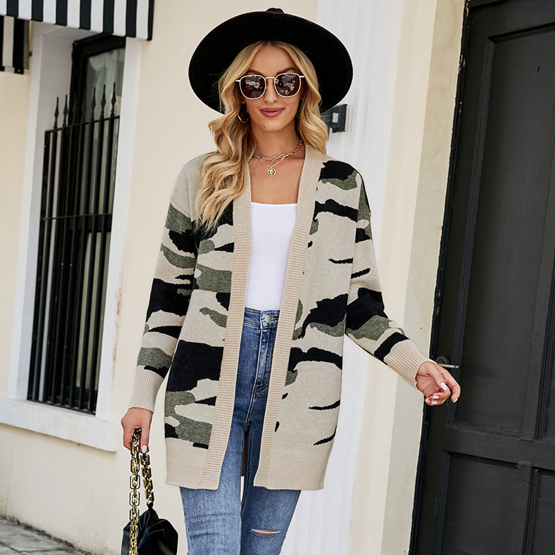 Dame mode stickad jacka i camouflage-design med avslappnad passform Mirla-Eva Jonsson