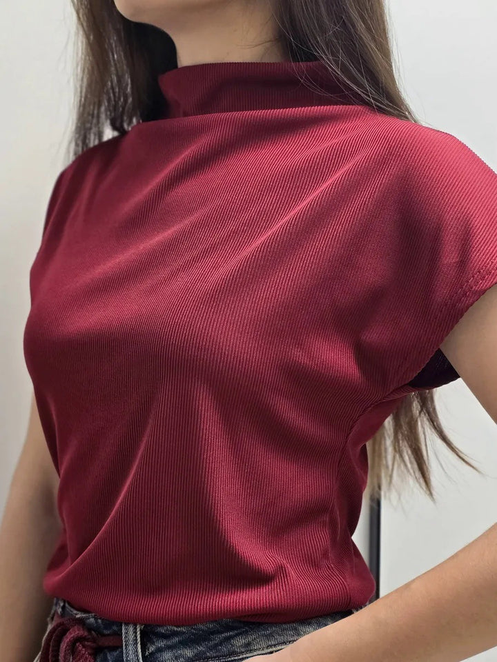 Dame modern kortärmad topp med hög ståkrage och strukturerad design Mirla-Eva Jonsson