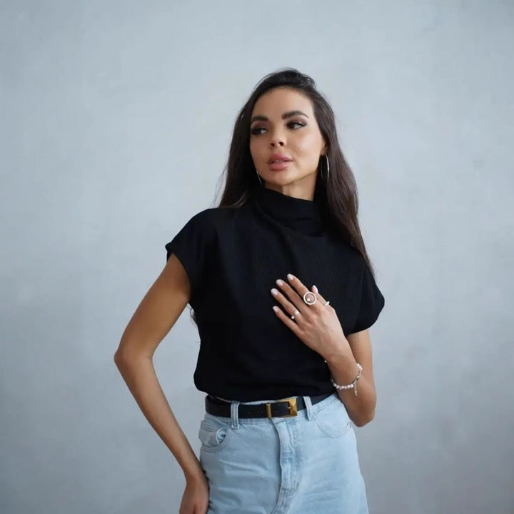 Dame modern kortärmad topp med hög ståkrage och strukturerad design Mirla-Eva Jonsson