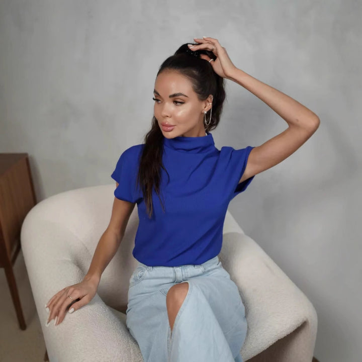 Dame modern kortärmad topp med hög ståkrage och strukturerad design Mirla-Eva Jonsson