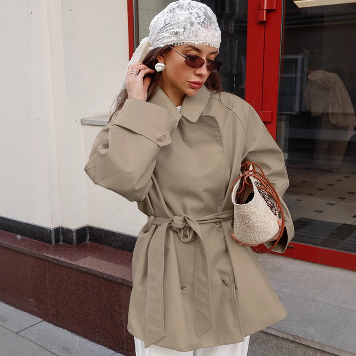 Dame modetrenchcoatjacka med figursydd silhuett och bälte Mirla-Eva Jonsson