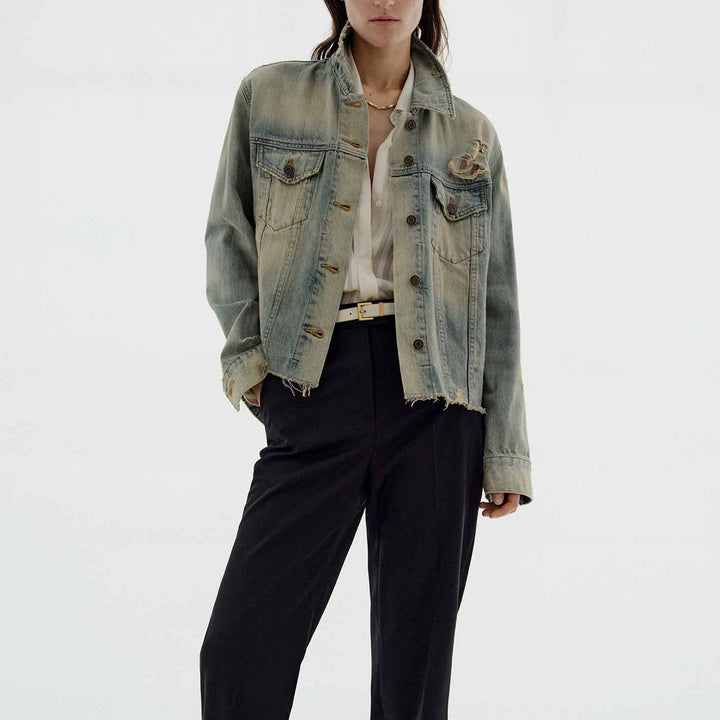 Dame modisch Denimjacka i vintage-stil med avslappnad passform och fransiga detaljer Mirla-Eva Jonsson