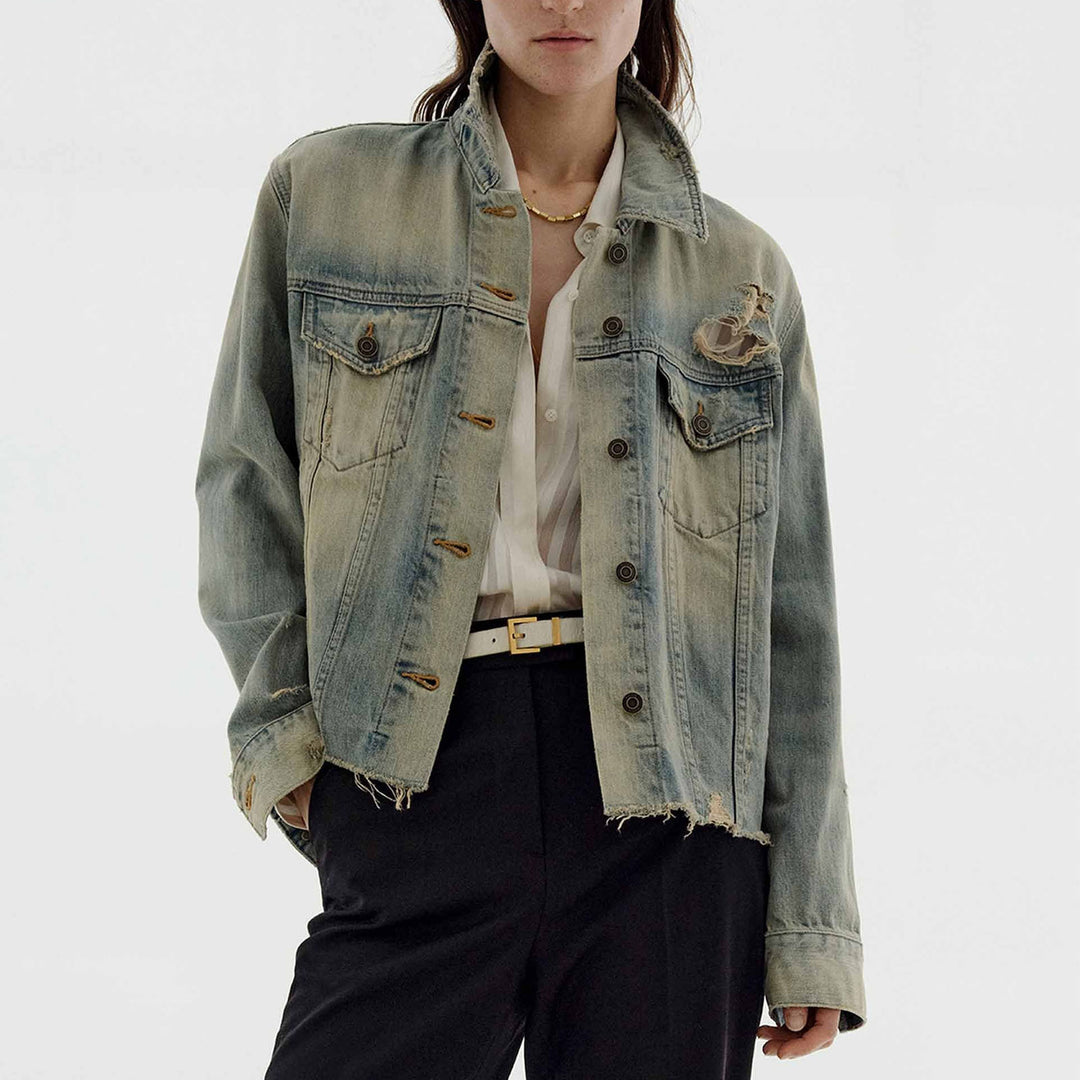 Dame modisch Denimjacka i vintage-stil med avslappnad passform och fransiga detaljer Mirla-Eva Jonsson