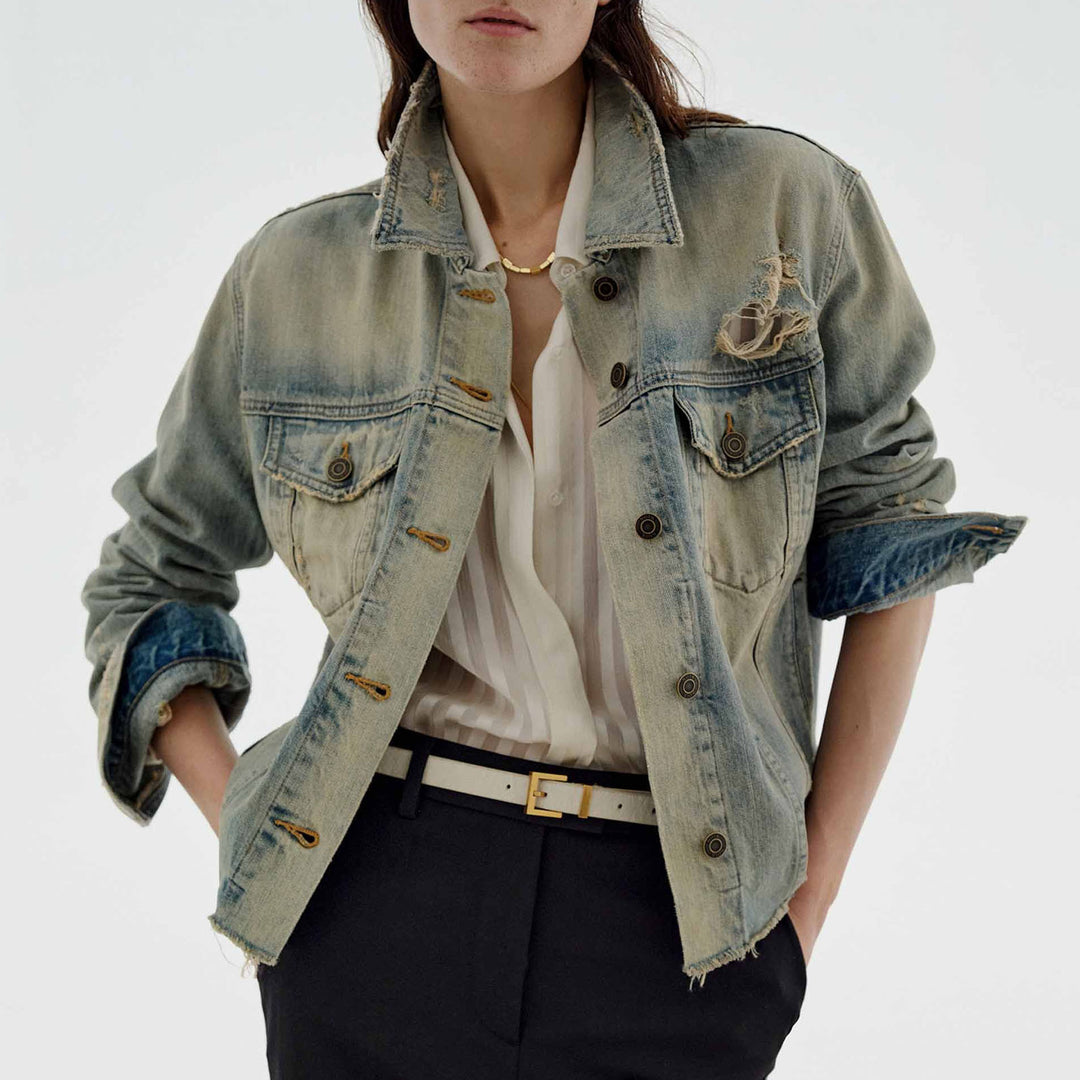 Dame modisch Denimjacka i vintage-stil med avslappnad passform och fransiga detaljer Mirla-Eva Jonsson