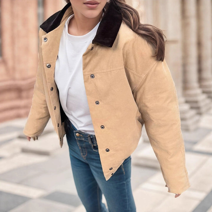 Dame modisch Oversized-jacka med sammetkrage och tryckknappsstängning Mirla-Eva Jonsson